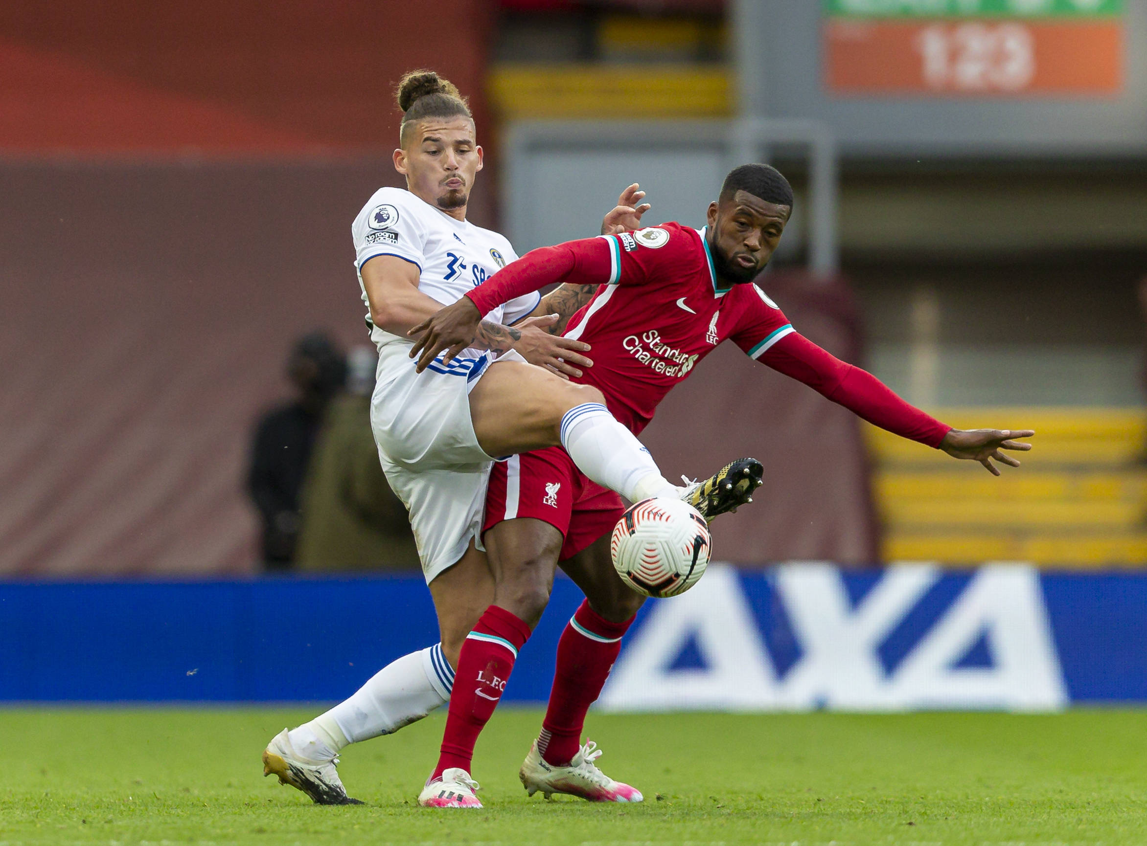 U22国足vs乌兹半场数据：射门数0-4，控球率45％-55％（半场战报：U22国足对乌兹射门0比4、控球45%比55%）